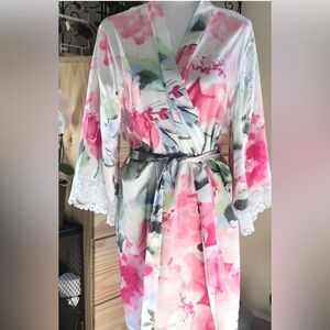 Secret Treasures Silky Floral Pink Robe has lace on sleeves  Sz Medium 8-10